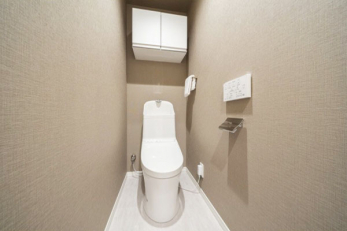 トイレ　トイレ／ウォシュレット一体型トイレ、吊戸棚付