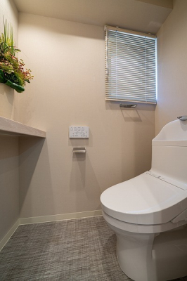 トイレ　窓付きで明るいトイレ／新規交換済み、温水洗浄便座付きです