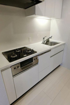 キッチン　システムキッチン／食洗機・浄水一体型水栓、白を基調とした清潔感のあるキッチン