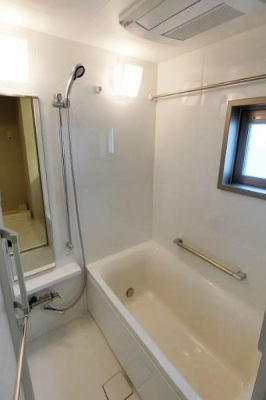 浴室　バスルーム／窓があるので換気・採光も良好！浴室乾燥機・ミストサウナ・追い炊き機能付オートバス