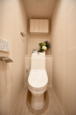 トイレ　トイレ／新規交換済、温水洗浄機能付きトイレ・吊戸棚付
