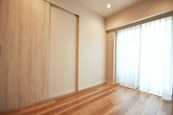 洋室　ベッドルーム／リビング横の洋室、引込扉を採用、大型Wic付ですのでお部屋を広く使えます。