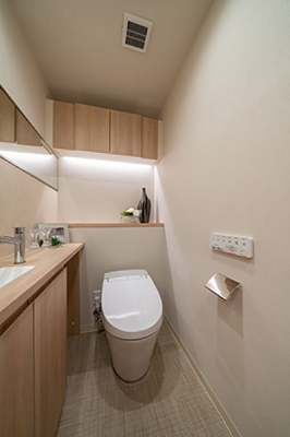 トイレ　トイレ／新規交換済、手洗いカウンター付タンクレストイレ、吊戸棚や鏡も設置されています。