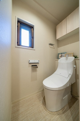 トイレ　トイレ／新規交換済、温水洗浄機能付・吊戸棚付、こちらにも採光窓があります。
