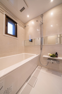 浴室　バスルーム／新規設置済、浴室乾燥機・追い焚き機能付、マンションには珍しく窓があり採光・換気も良好です！