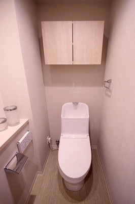 トイレ　トイレ／新規設置済、温水洗浄機能付トイレ・カウンター・吊戸棚付