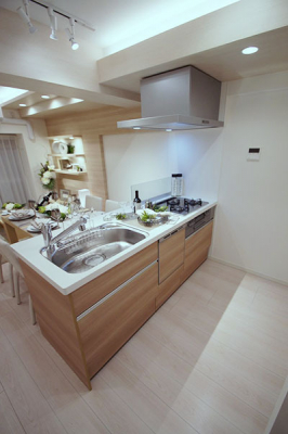 キッチン　お部屋と調和する木目調カラーを採用