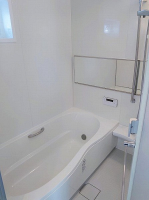 浴室　一坪サイズで広々としたバスルーム／窓付きで明るく清潔感のある浴室です。雨天時や花粉飛散時期に便利な浴室乾燥機付きです