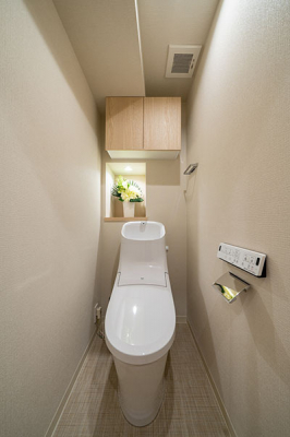 トイレ　トイレ／新規交換済、温水洗浄機能付トイレ・吊戸棚付