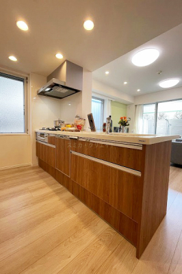 キッチン　システムキッチン／オープンカウンターを採用、キッチンにも窓があり採光・換気も良好です。