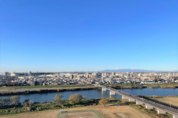 住戸からの眺望写真　バルコニーからの眺望／14階南西向きのため、陽当たり良好！目の前の多摩川緑地の向こうには富士山も望めます。※天候等によります。
