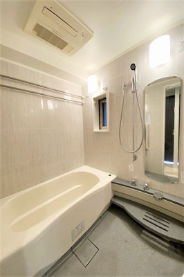 浴室　バスルーム／サイズ1620、浴室乾燥機・追焚き機能付、吹抜部分に面した窓もあり採光・換気も良好！
