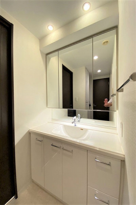 洗面台・洗面所　洗面化粧台／ボール一体型洗面台・三面鏡収納付、キッチンと廊下に通じた2wayのため水回りの家事が楽にできます。