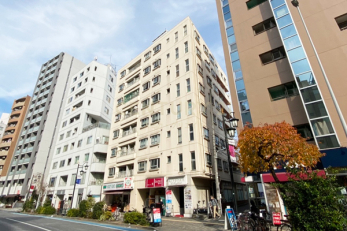 現地外観写真　建物外観／「シャトレー渋谷」、渋谷・恵比寿・代官山エリアが生活圏です！1階にはローソン100やダイソーが入居しています。