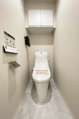 トイレ　トイレ／節水効果の高いタンク一体型シャワートイレ、壁リモコン、アクアセラミックでお掃除も楽です。