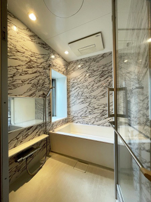 浴室　窓付きで明るいバスルーム、便利な浴室暖房換気乾燥機付きです