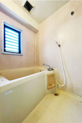 浴室　バスルーム／窓があり採光・換気も良好です！