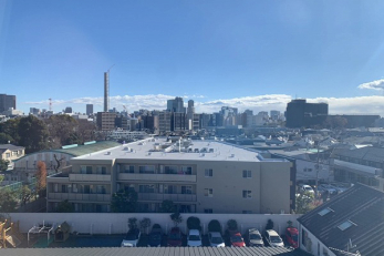 住戸からの眺望写真　リビング側眺望／住宅地が広がり開放的な眺望です。北東方向には六本木ヒルズや東京タワーも望めます。