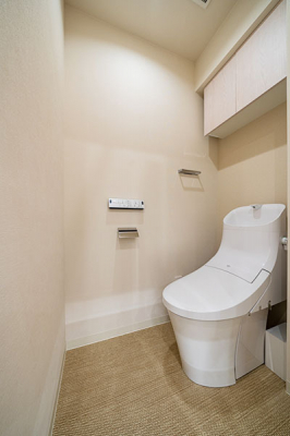 トイレ　トイレ／節水効果の高いタンク一体型シャワートイレ、壁リモコン付