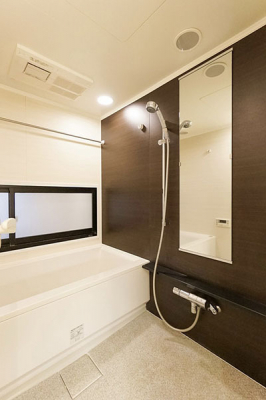 浴室　バスルーム／玄関タタキに隣接した窓があります。浴室暖房乾燥機・追焚機能付