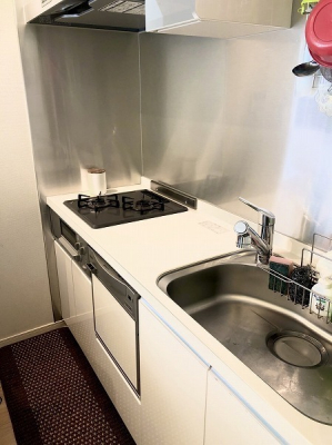 キッチン　システムキッチン／2017年リノベーション時に新規交換済み、毎日の家事負担を軽減する食洗機・浄水器付きです
