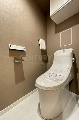 トイレ　トイレ／新規交換済、ウォシュレット一体型トイレ・吊戸棚付