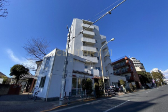 現地外観写真　建物外観（2022.1撮影）／「世田谷代田」駅徒歩5分、環七通り沿いに立地、お部屋は反対側の住宅地側を向いています。