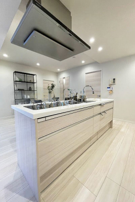 キッチン　システムキッチン／新規交換済、見た目の美しさと機能性を兼ね備えたアイランドキッチン、同時調理に便利な横並びの三口ガスコンロ付きです