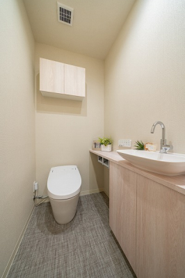 トイレ　トイレ／新規交換済、温水洗浄機能付トイレ・吊戸棚付