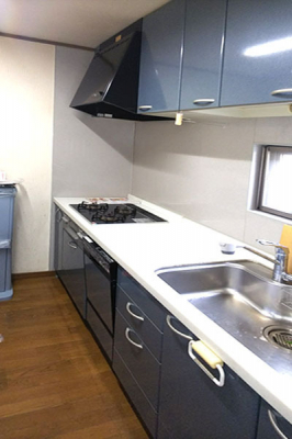 キッチン　システムキッチン／水回りは2階に集約され家事の効率の良い間取です。背後にカウンターがあります。