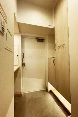 玄関　玄関ホール／照明付フロートタイプのシューズボックスとカウンターを設け玄関を広くお使いいただけます。