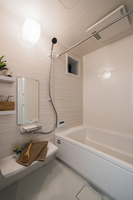 浴室　バスルーム／壁面には汚れやカビに強いホーロークリーンパネルを採用、保温材を施し温まりやすく冷めにくい仕様となっております。浴室換気・暖房機の他に雨天時や花粉飛散時期に役立つ浴室乾燥機付きです