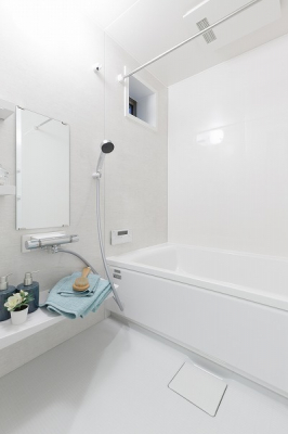 浴室　浴室壁面には汚れやカビに強いホーロークリーンパネルを採用、壁面には保温材を施し温まりやすく冷めにくい仕様となっております。浴室換気・暖房機の他に雨天時や花粉飛散時期に役立つ浴室乾燥機付きです。
