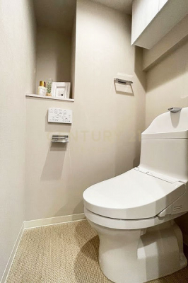 トイレ　トイレ／新規交換済、温水洗浄機能付き・吊戸棚付