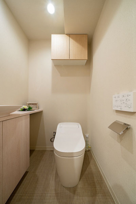 トイレ　トイレ／新規交換済、手洗いカウター付ローシルエットトイレ・吊戸棚など収納もしっかり設けられています。