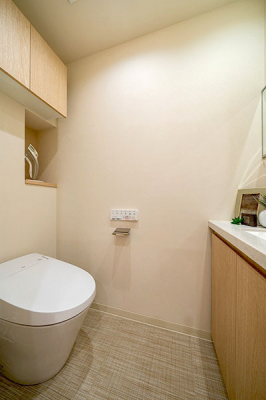 トイレ　トイレ／新規交換済、手洗いカウンター付タンクレストイレ、飾り棚や吊戸棚付