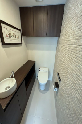 トイレ　トイレ／手洗いカウター付タンクレストイレ、吊戸棚等の収納も十分備わっています。