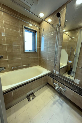 浴室　バスルーム／1618サイズ、浴室乾燥暖房機・フルオートバス・サーモバス・サーモタイル、窓があります！