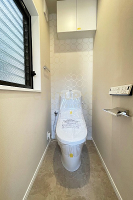 トイレ　２F：トイレ／LIXIL製温水洗浄機能付トイレ・吊戸棚付、1階のトイレも同様です。