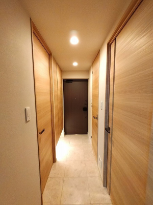 玄関　玄関〜廊下／足元照明付のフロートタイプの大型シューズクローゼットがあります。廊下面積を押さえた効率の良い間取りです。