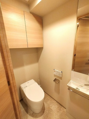 トイレ　トイレ／手洗器付タンクレストイレ、ミラー・吊り戸棚付