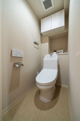 トイレ　トイレ／新規交換済、温水洗浄機能・吊り戸棚付