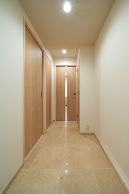 玄関　玄関ホール／玄関廊下の床は大理石張りで高級感があります。