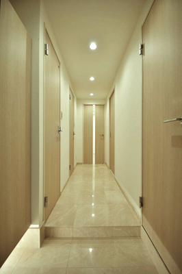 玄関　玄関ホール／大理石張りの床が高級感を演出、シューズクローゼットは足元照明付フロートタイプで圧迫感を与えません。