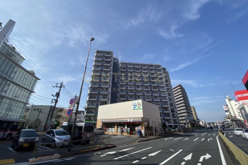 現地外観写真　建物外観（2022.4撮影）／第二京浜沿いに立地の大規模コミュニティ、セブンイレブンが隣接しておりちょっとした買物が便利です。