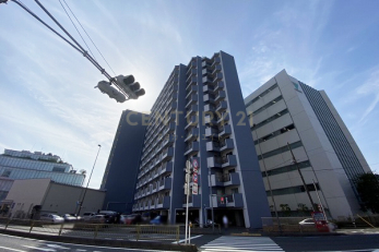 その他現地　建物外観（2022.4撮影）／第二京浜より撮影、駐車場入り口があります。