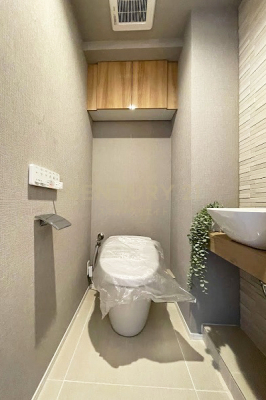 トイレ　トイレ／新規交換済、手洗いカウター付タンクレストイレ・吊戸棚付