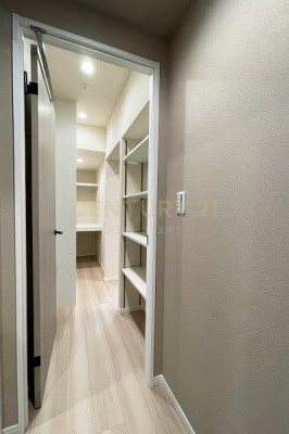 収納　ウォークスルークローゼット／廊下側の入口より、可動棚やハンガーパイプが設けられ効率良く収納できます。