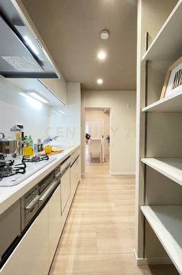 キッチン　システムキッチン／キッチン内には可動式棚が2ヶ所設置されており、食品庫などにご活用いただけます。