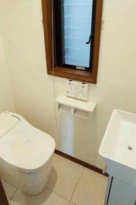 トイレ　1F:トイレお手入れ便利なタンクレストイレ、手洗器付きです